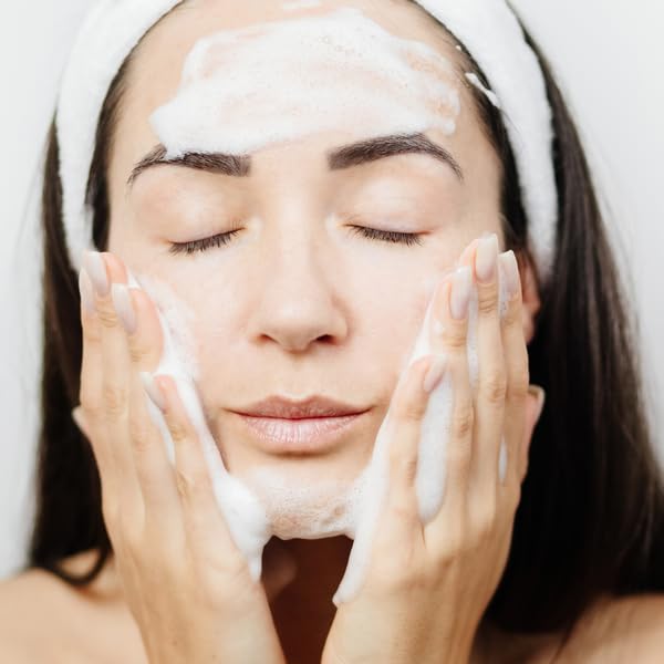 Serious Skincare - Gentle Cleansing and Exfoliating Retinol Facial Wash - Skin Hydrating Gel to Foam Cleanser - Clarify Pores - Removes Makeup, Oil, and SPF - Avena Sativa Extract - 12 Fl. Oz.