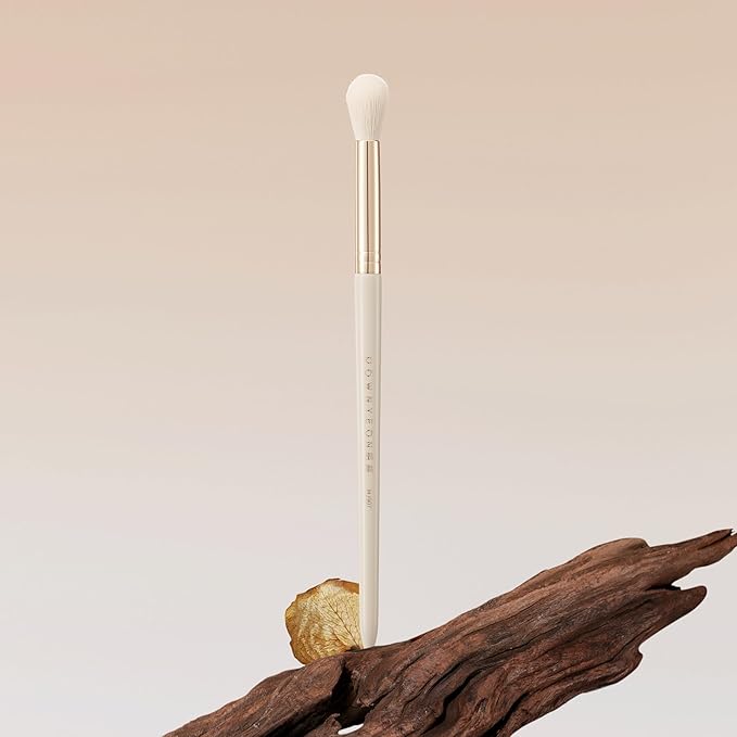 Bisque Series Large Blending Brush for Effortless Eyeshadow Transition Painted Birch Handle with Soft Nylon Bristles MJ907